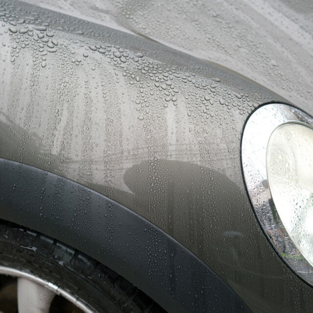 プロの技術で車内清掃（ルームクリーニング）を行います